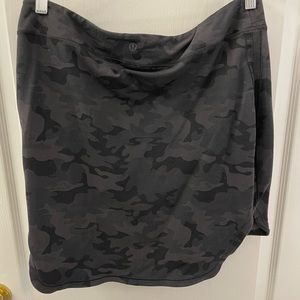 Lululemon camo skirt size 10
